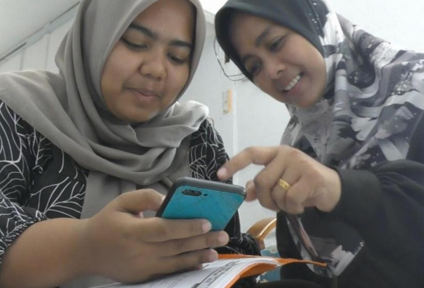 Nurul Aliah Athirah Zainol Abidin (kiri) dan ibunya, Saaidah Puteh.