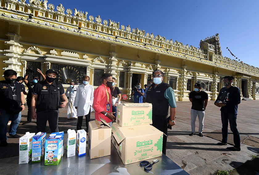 Penolong Pegawai Kesihatan Persekitaran (kanan) Pejabat Kesihatan Daerah Timur Laut, S.Pathmanathan (tiga, kanan) memeriksa kuil Arulmigu Balathandayuthapani di Jalan Kebun Bunga supaya mematuhi SOP. - Gambar BERNAMA