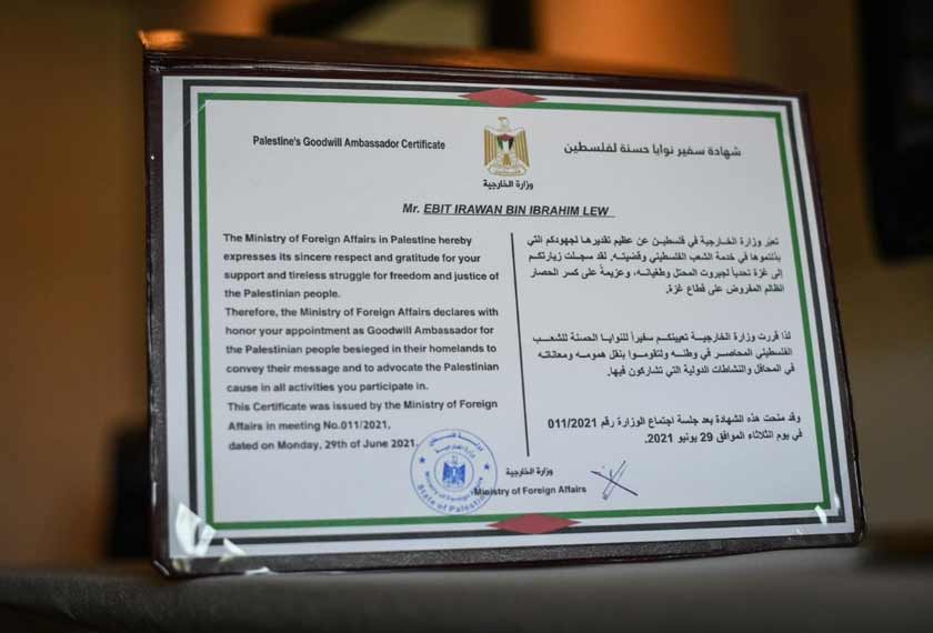 Ustaz Ebit Lew menerima anugerah sebagai Duta Muhibbah Palestin. - Foto FB/Ebit Lew