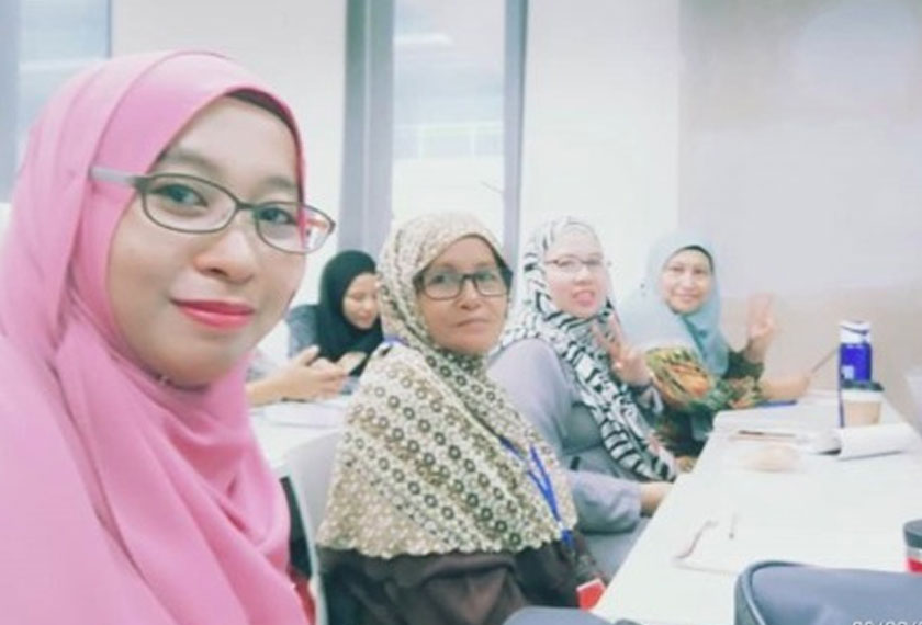 Noor Sabrina (kiri) bersama-sama Ibu dan rakan peniaga yang lain menghadiri kelas program keusahawanan tersebut.