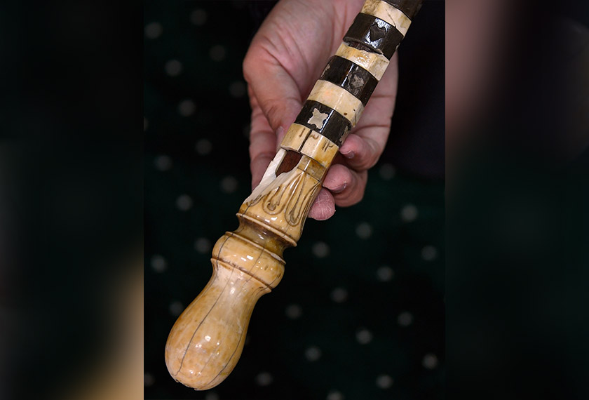 Ukiran aksara Arab tertulis 1312 Hijrah pada hulu tongkat berusia 126 tahun yang dipercayai diperbuat daripada tulang ikan yu paus, di Masjid Losong Haji Mohd. -- fotoBERNAMA