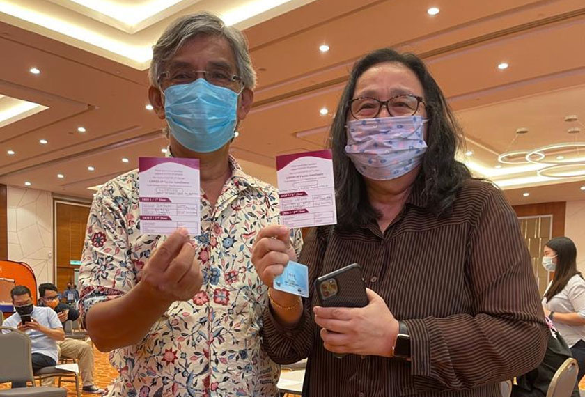 Abdullah Faiz dan isteri ketika menerima suntikan pertama vaksin AstraZeneca pada Mei lalu