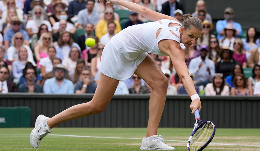 Aksi Karolina Pliskova membalas hantaran Aryna Sabalenka ketika bermain dalam Kejohanan Tenis Wimbledon di London, 8 Julai, 2021. (Foto AP)
