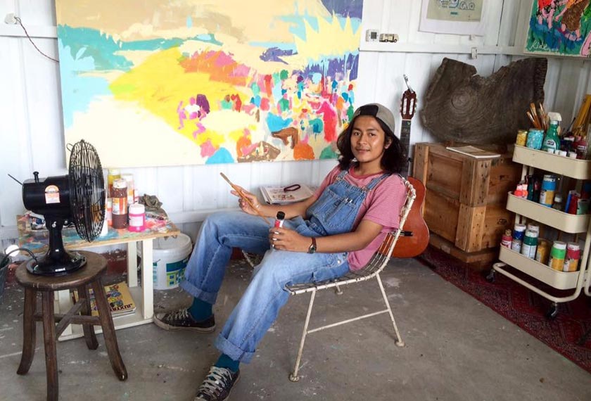 Kide ketika di studio menyiapkan karya-karya untuk pameran. - Gambar ihsan Segaris Art Center