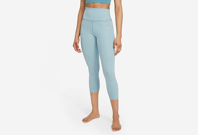 Seluar yoga ini hadir dengan corak gingham yang diperbuat daripada 75 peratus fiber polister kitar semula.