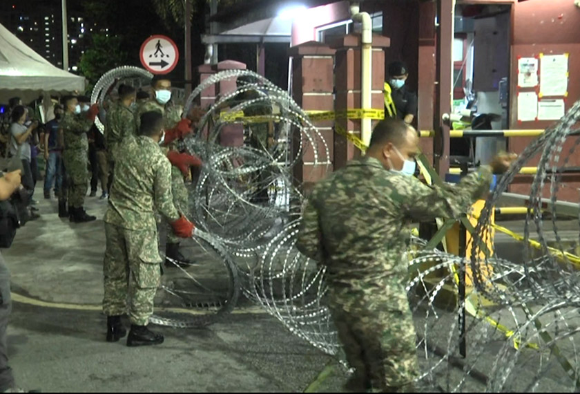   Pihak berkuasa membuka kawat duri di kawasan Mentari Court setelah PKPD ditamatkan. - Astro AWANI