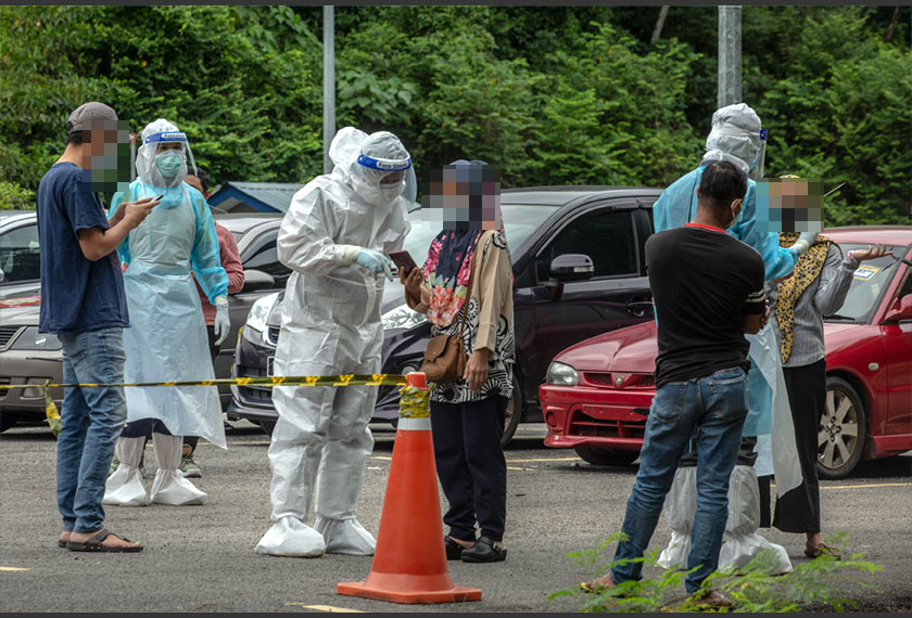 Petugas barisan hadapan sentiasa berdepan dengan peningkatan bilangan pesakit COVID-19 setiap hari di CAC Dewan Kajang Utama. - Gambar Astro AWANI/ SHAHIR OMAR