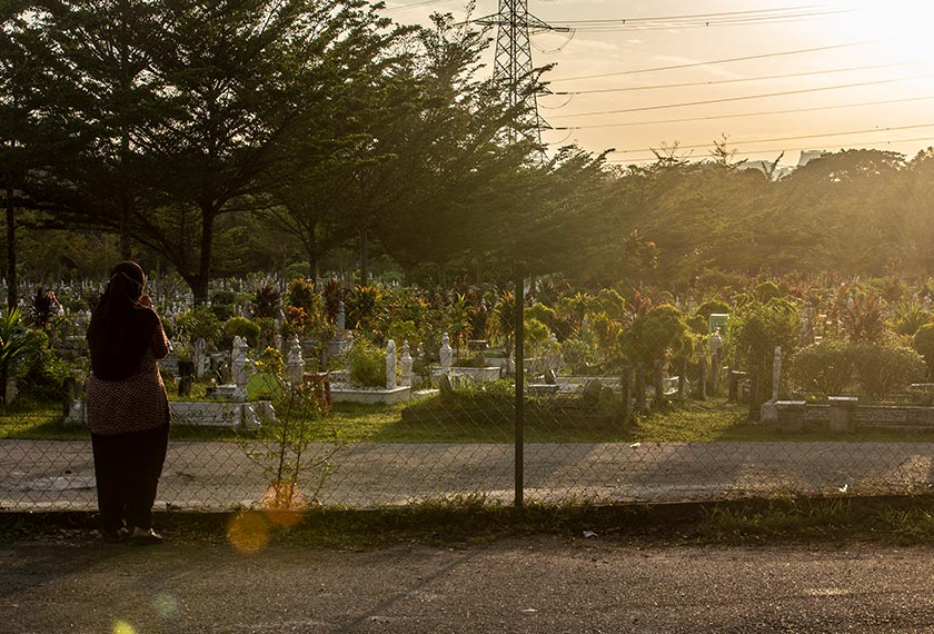 Kerinduan membuku di hati namun hanya dari jauh doa dapat dipanjatkan namun kenangan dan kasih sayang terus melekat di hati sampai bila-bila.