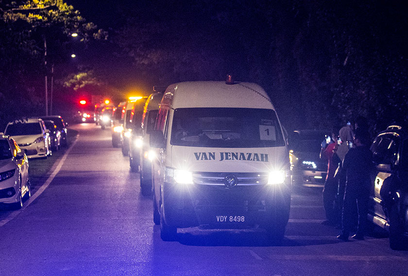 Semalam sahaja, sekurang-kuranya enam van jenazah membawa mangsa COVID-19 tiba di tanah perkuburan tersebut.
