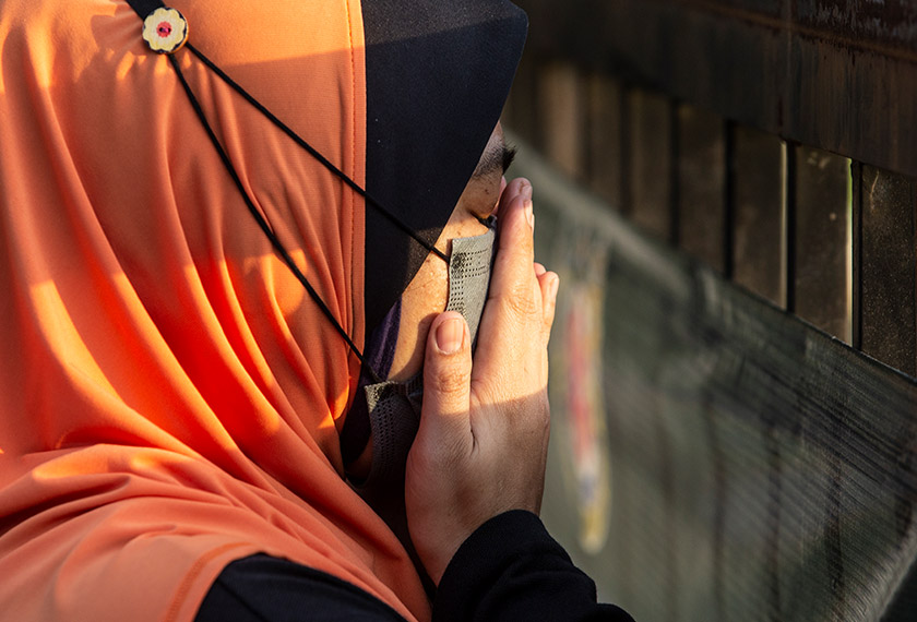Orang kata, rindu kepada orang yang sudah meninggal dunia adalah rindu paling sakit tapi hanya berdoa dari kejauhan, kesedihannya pasti makin terasa.