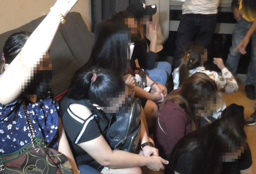  Polis menahan 16 lelaki dan 12 wanita berusia antara 21 hingga 63 tahun termasuk dua wanita warga asing. - Astro AWANI