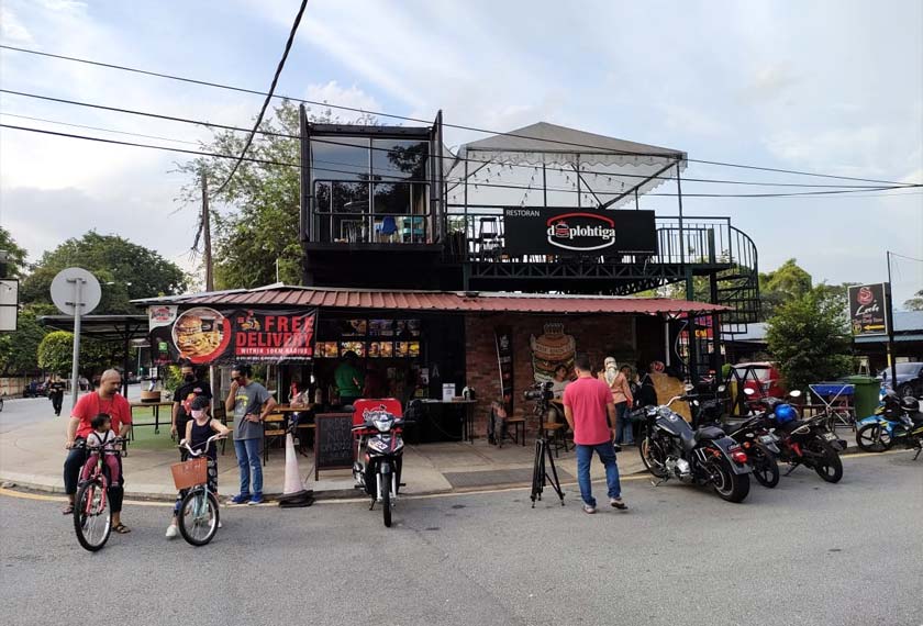 Walaupun restoran burger DoplohTiga terletak di tepi jalan, strategi pemasaran yang bijak dan bersesuaian membantu melariskan jualannya melebihi 23 biji setiap hari semasa PKP. - Gambar Astro AWANI 