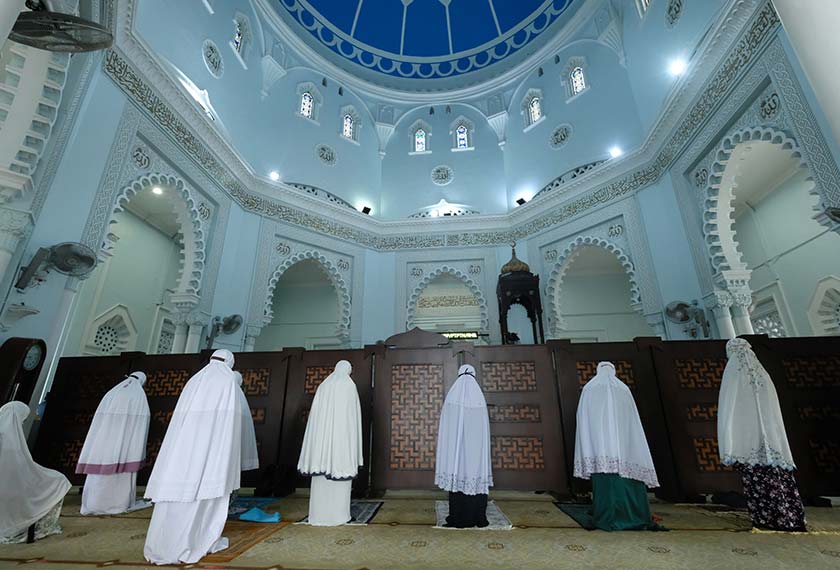 Setiap jemaah mematuhi SOP dengan memakai pelitup muka, merekodkan butiran dan mengimbas suhu badan sebelum menunaikan solat sunat Aidiladha ketika tinjauan di Masjid Zahir, Alor Setar, hari ini. --fotoBERNAMA