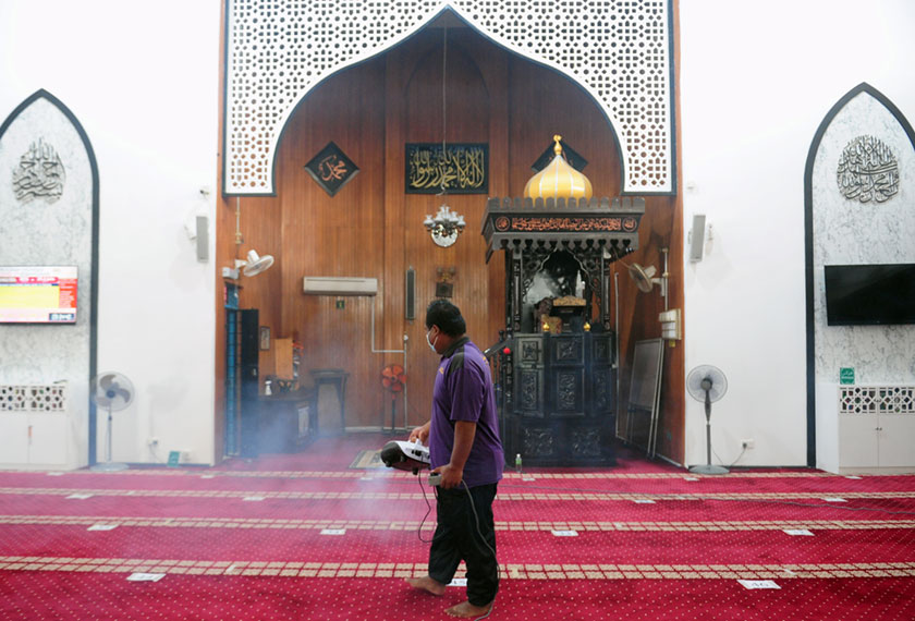 Siak masjid melakukan sanitasi selepas jemaah selesai menunaikan solat sunat Aidiladha bagi mengekang penularan wabak COVID-19 ketika tinjauan di Masjid An-Naim, Jalan Kebun, Seksyen 30 Shah Alam hari ini. --fotoBERNAMA