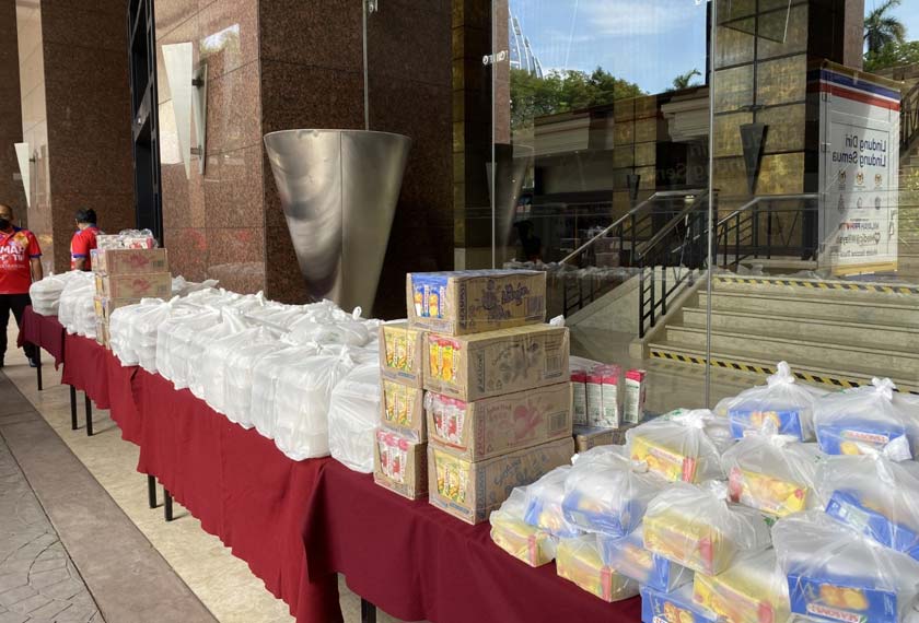 Pek makanan disediakan menerusi Dapur Prihatin.