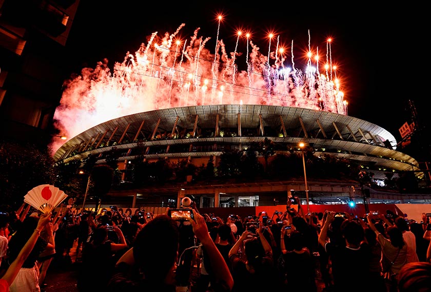 Majlis pembukaan berlangsung dalam suasana yang memukau dengan pertunjukan dron, bunga api serta persembahan muzikal, REUTERS