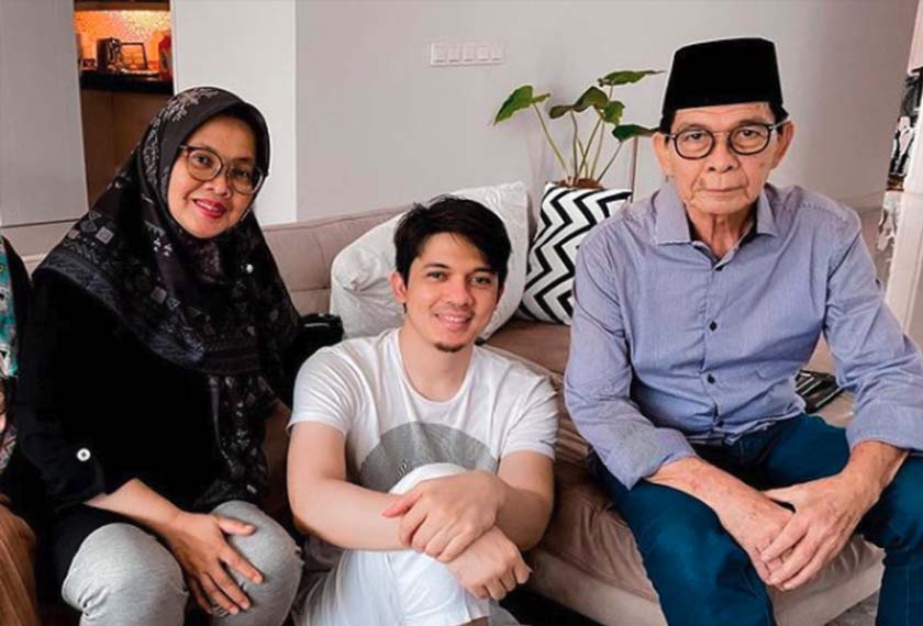 Foto kenangan Irwansyah bersama ayahnya, Allahyarham Umar Efendi dan ibunya, Herlianah. - Gambar Instagram IRWANSYAH