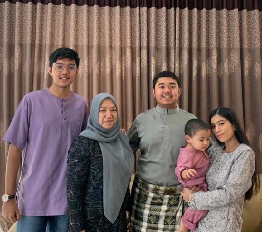 Chamack bersama keluarga.