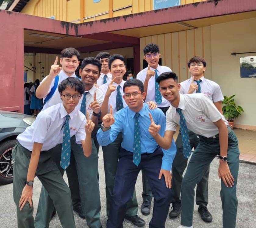 Chamack bersama rakan-rakan di SMK Aminuddin Baki