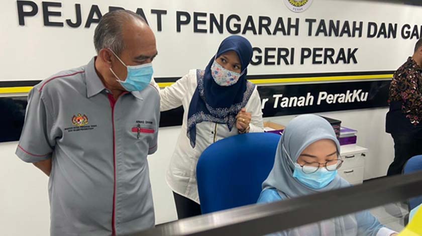 Ketua Pengarah Tanah dan Galian Persekutuan, Datuk Ahmad Zaharin Mohd Saad meninjau pelaksanaan sistem e-Tanah Perak.