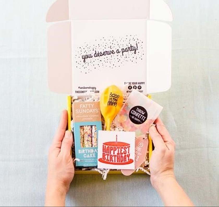 Throw party kepada pasangan anda dengan hadiah kit parti hari jadi.