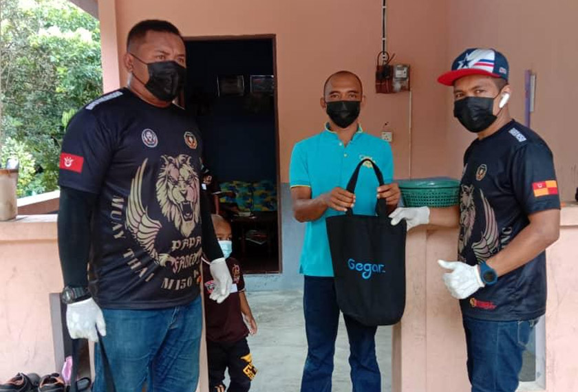 Pengagihan daging korban yang dilaksanakan di Tanah Merah, diagihkan sendiri oleh ahli Geng GEGAR Fan Club kepada 145 penerima yang terdiri dari golongan asnaf dan yang memerlukan. - Foto Astro AWANI