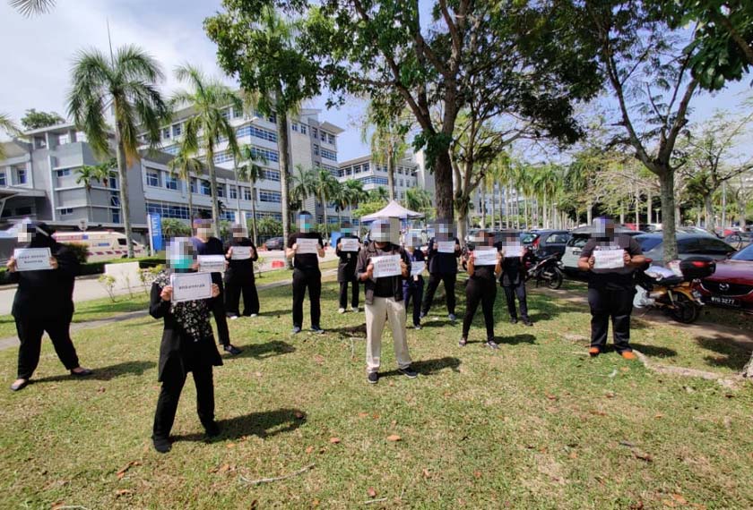 Sekumpulan doktor kontrak menunjukkan solidariti di pekarangan hospital tersebut hari ini