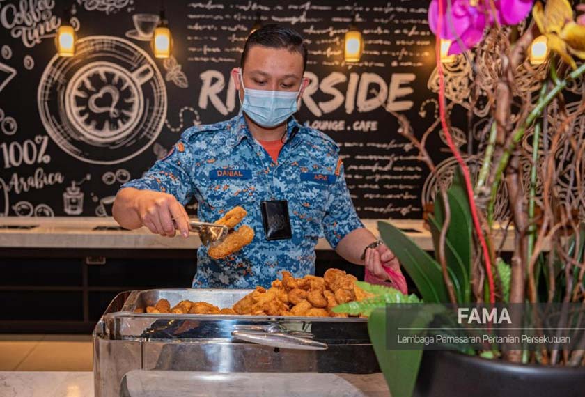 Juadah minum petang turut diberikan petugas dan sukarelawan di PPV Mega AstraZeneca WTCKL