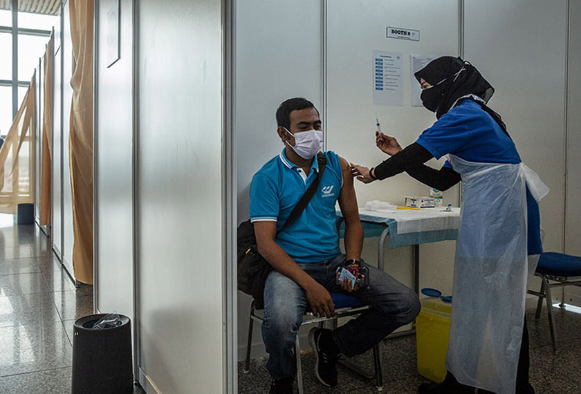 Setakat 16 Julai 2021, seramai 253,366 orang guru dan pentadbir serta 10,876 orang kakitangan sokongan telah menerima sekurang-kurangnya satu dos vaksin COVID-19.