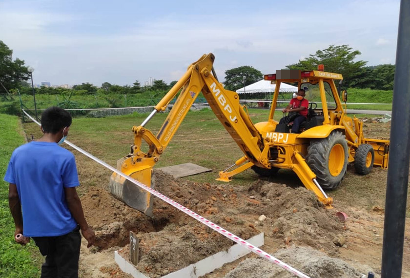 Persiapan awal dilakukan dengan mengorek kubur lebih awal, persediaan untuk jenazah akan datang.