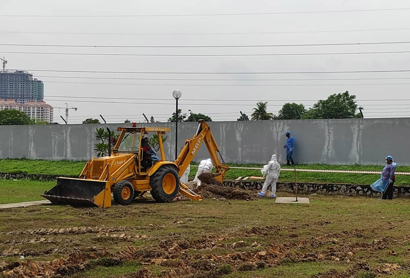Tugas mengebumikan jenazah dilakukan dengan pantas, kira-kira 20 minit sahaja, selesai semuanya.