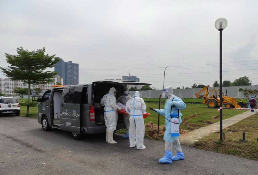 Sanitasi kerap kali dilakukan, turun dari van, sebelum kebumi, selepas kebumi, semuanya bagi memastikan mereka pulang dengan selamat tanpa virus melekat.