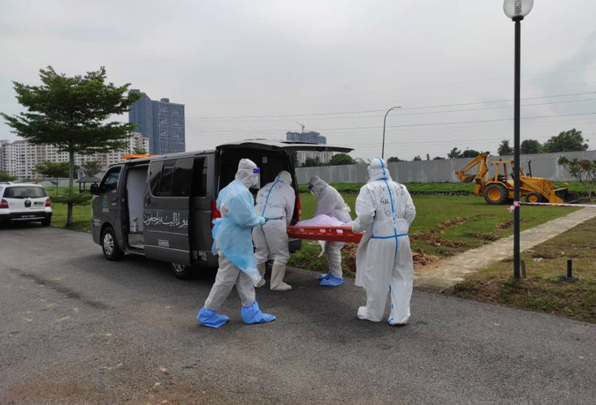 Kisah mereka mungkin tak ramai tahu tapi jasa mereka harus dikenang, korbankan keselamatan diri demi memudahkan urusan orang lain.