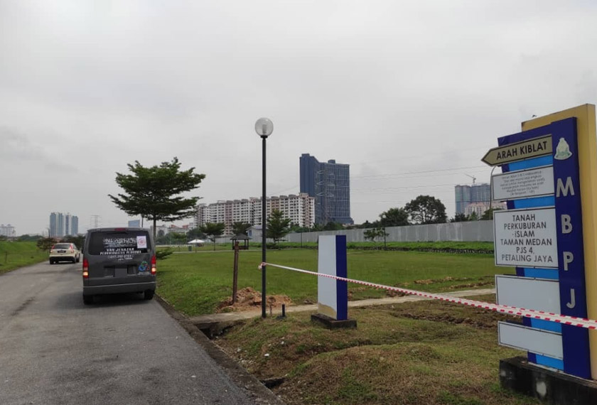 Suasana di sini sangat hening, hanya kami dan beberapa orang petugas berada di tanah perkuburan ini.