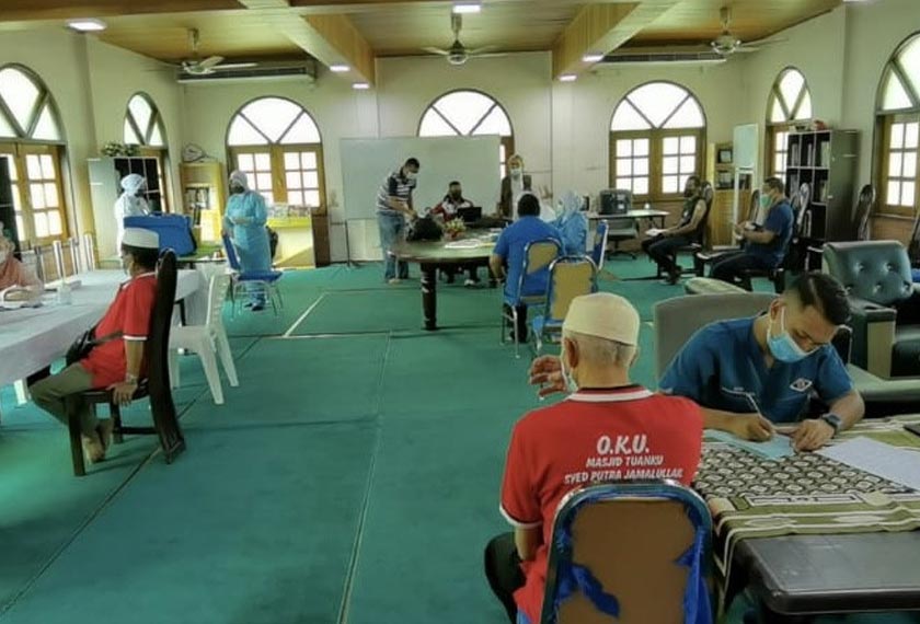Pusat Pemberian Vaksin (PPV) bergerak di Masjid Tuanku Syed Putra Jamalullail 