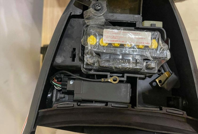 Bateri tidak dipasang bagi memastikan ia tidak rosak apabila tidak berjalan untuk tempoh yang lama.