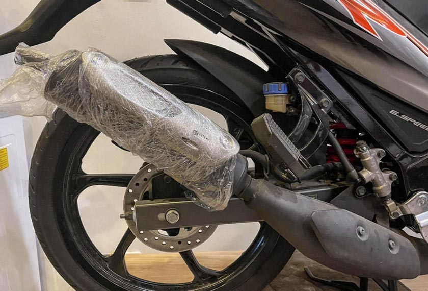 Ekzos masih berbungkus plastik.