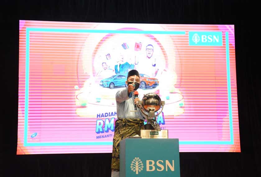 Remaja berusia 17 tahun dari Teluk Kumbar, Pulau Pinang menjadi jutawan termuda dengan membawa pulang simpanan tunai BSN SSP bernilai RM1 juta sempena cabutan istimewa bagi bulan April 2021. Gambar hiasan