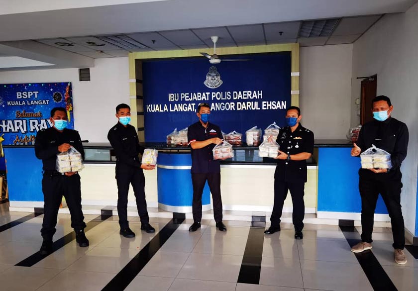 Sumbangan infak makanan di Ibu Pejabat Polis Daerah Banting, Selangor pada Jumaat.