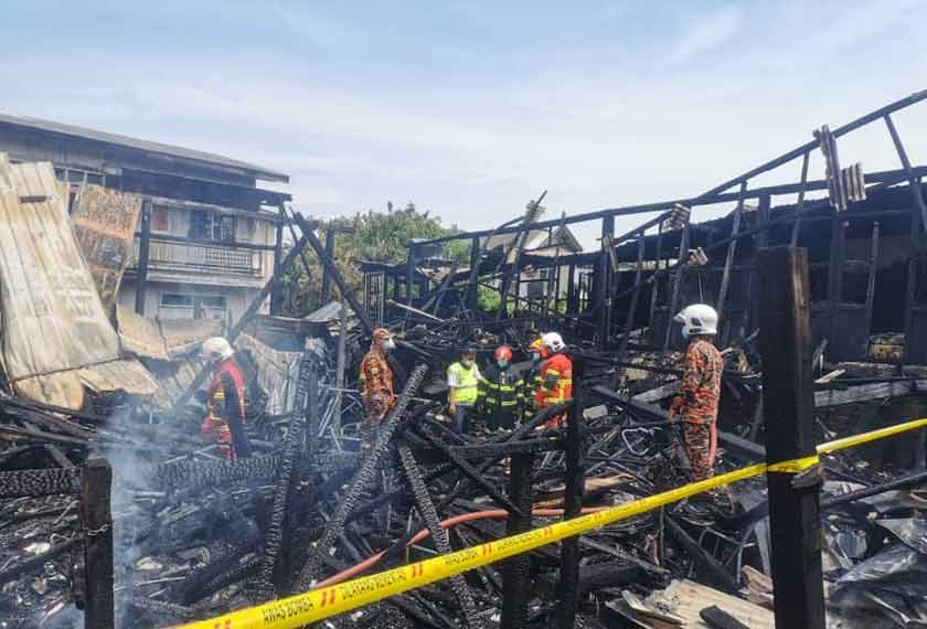 Fatimah Mohd, 79, maut selepas terperangkap manakala suaminya, Jusoh Muda, 82, yang melecur dikejarkan ke Hospital Sultanah Nur Zahirah untuk rawatan lanjut. - Foto Astro AWANI