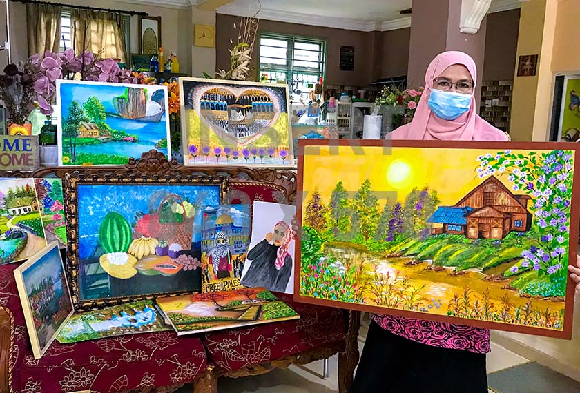 Fatmawati menunjukkan antara hasil karya yang dihasilkan sewaktu mengisi waktu kualiti bersama cucunya. - Bernama