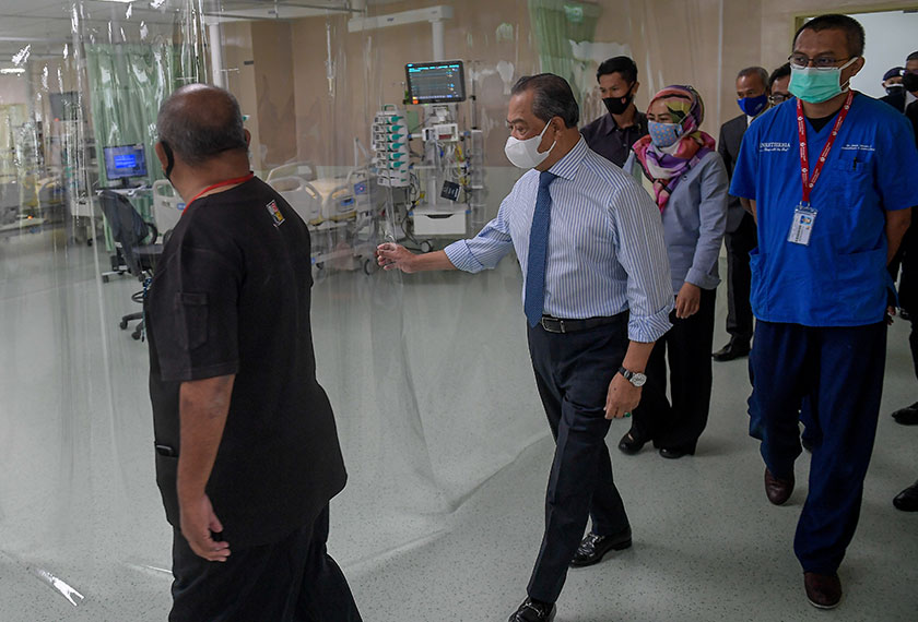 Muhyiddin meninjau keadaan Unit Rawatan Rapi (ICU) untuk pesakit COVID-19 ketika melawat Hospital Pakar Kanak-Kanak (HPKK) Universiti Kebangsaan Malaysia hari ini. - Bernama