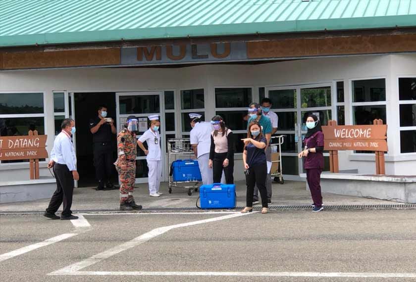 Bekalan vaksin Sinovac tiba di pedalaman Miri.