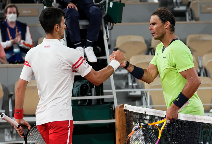 Novak Djokovic (kiri) bersalaman dengan Rafael Nadal selepas perlawanan separuh akhir Terbuka Perancis di stadium Roland Garros, Paris, 11 Jun, 2021. (Foto AP)