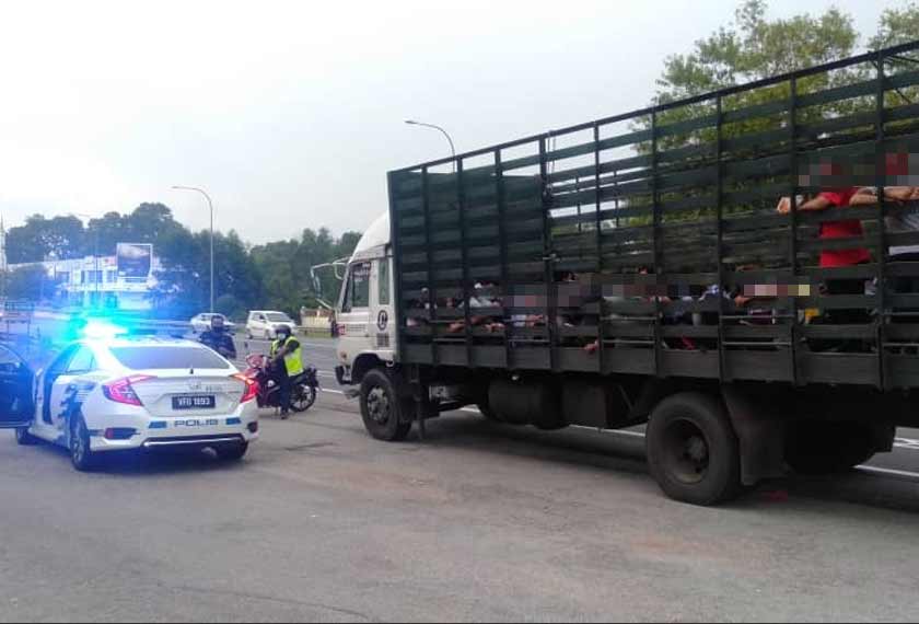 Kesemua mereka dipercayai daripada sebuah kilang pemprosesan ayam di Sungai Lalang. - Foto ihsan polis/media sosial