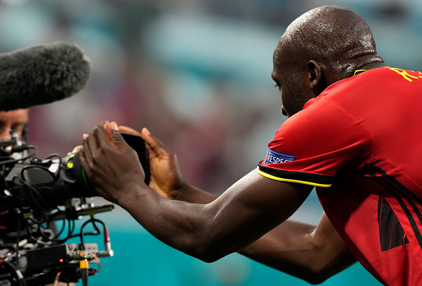 Romelu Lukaku bercakap kepada kamera selepas menjaringkan gol pertama, dalam perlawanan Euro 2020 Kumpulan B antara Rusia dan Belgium di stadium Saint Petersburg, St. Petersburg, Rusia, 12 Jun, 2021. (Foto AP)