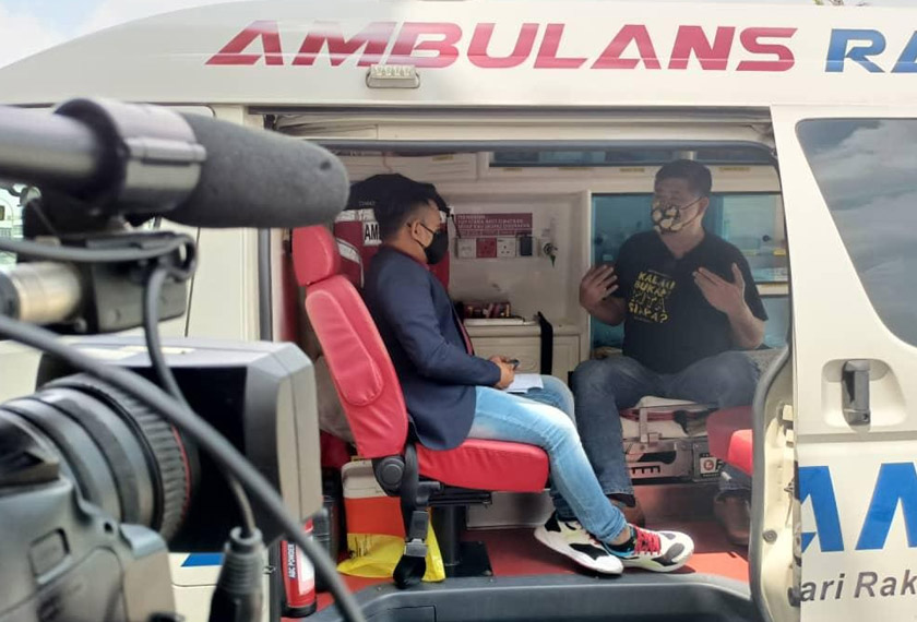 Wartawan Astro AWANI, Hasimi Muhamad ketika menemubual Uncle Kentang di dalam salah sebuah ambulans, baru-baru ini - Gambar Astro AWANI
