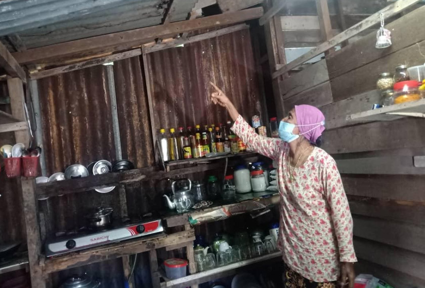 Setiap kali hujan, rumahnya akan dipenuhi besen dan baldi untuk menadah air.