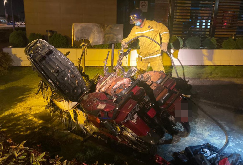 Motosikal itu musnah terbakar kira-kira 60 peratus, namun tidak membabitkan mangsa atau sebarang kecederaan. - Foto JBPM Perak