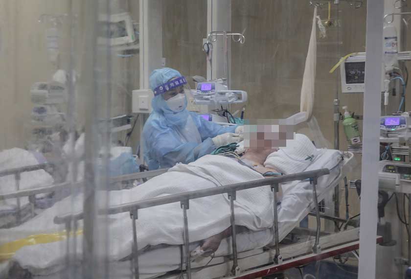 Kebanyakan pesakit di ICU Hospital Sungai Buloh kini memerlukan alat bantuan pernafasan. (Gambar Astro AWANI/SHAHIR OMAR)